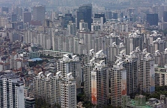 정부가 시중의 풍부한 유동자금이 아파트 분양 등 주택 직접 투자가 아닌 부동산 간접투자로 흘러가도록 관련 세제 혜택을 크게 늘린다. 사진은 서울 아파트 전경.<연합뉴스>